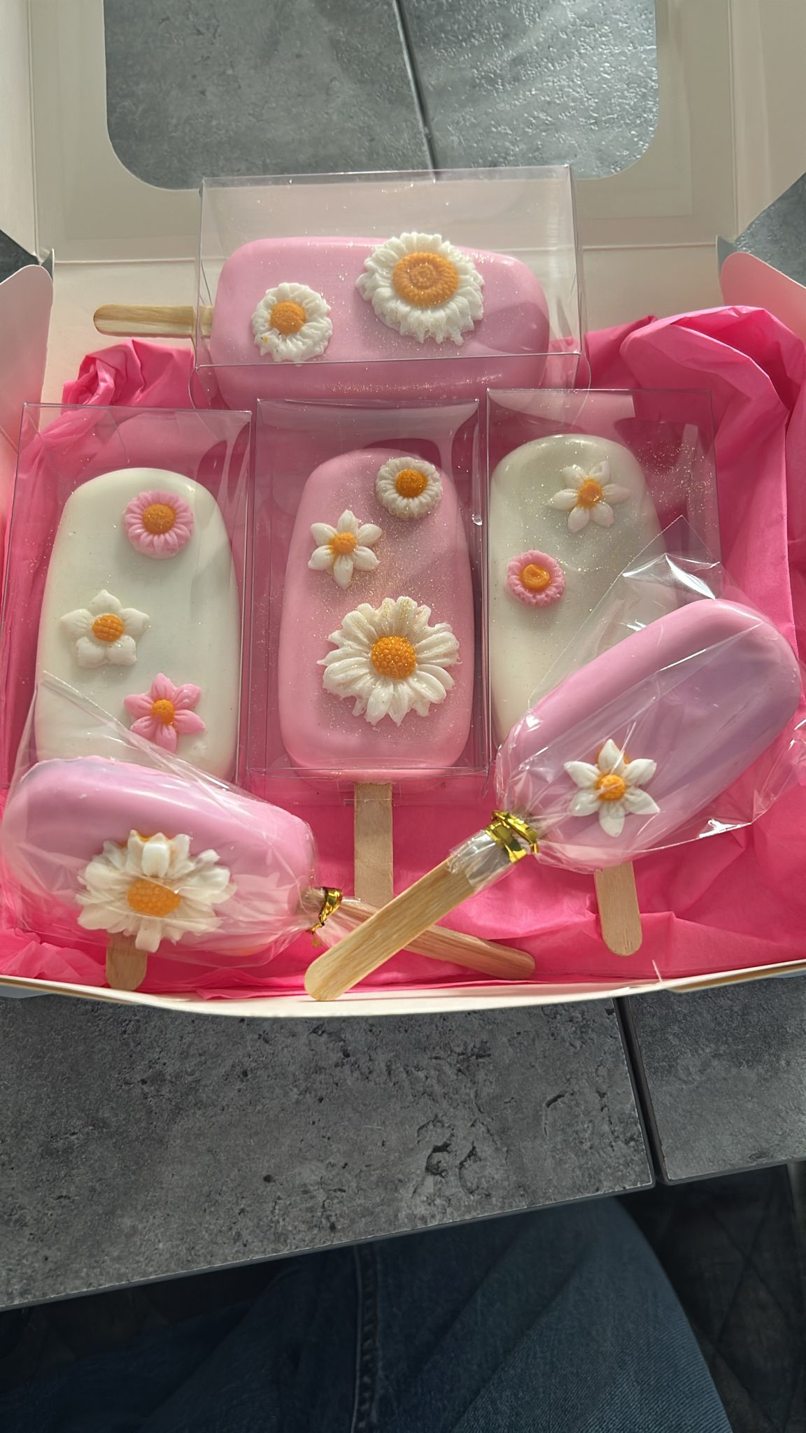 Vanilla floral cake popsicles